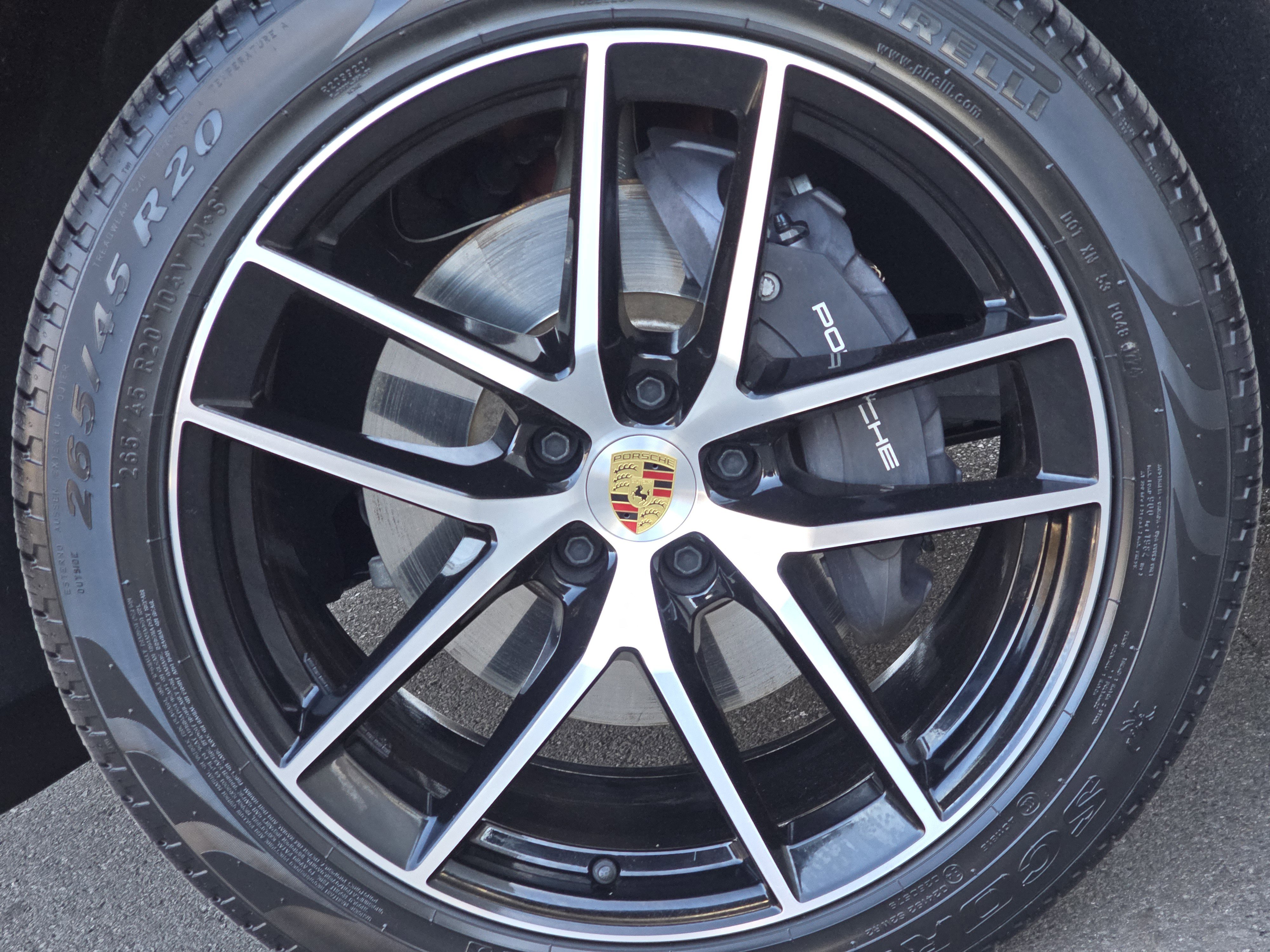 Certified 2025 Porsche Macan image 12