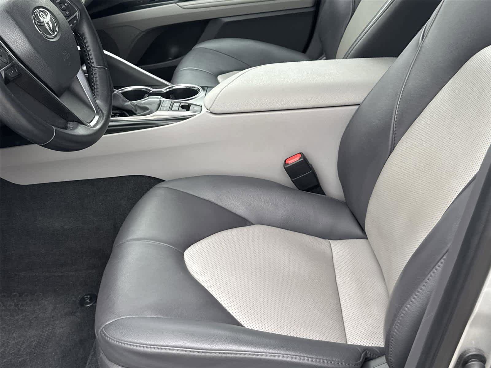 Used 2020 Toyota Camry XLE w/ Sunroof Package FWD image 11