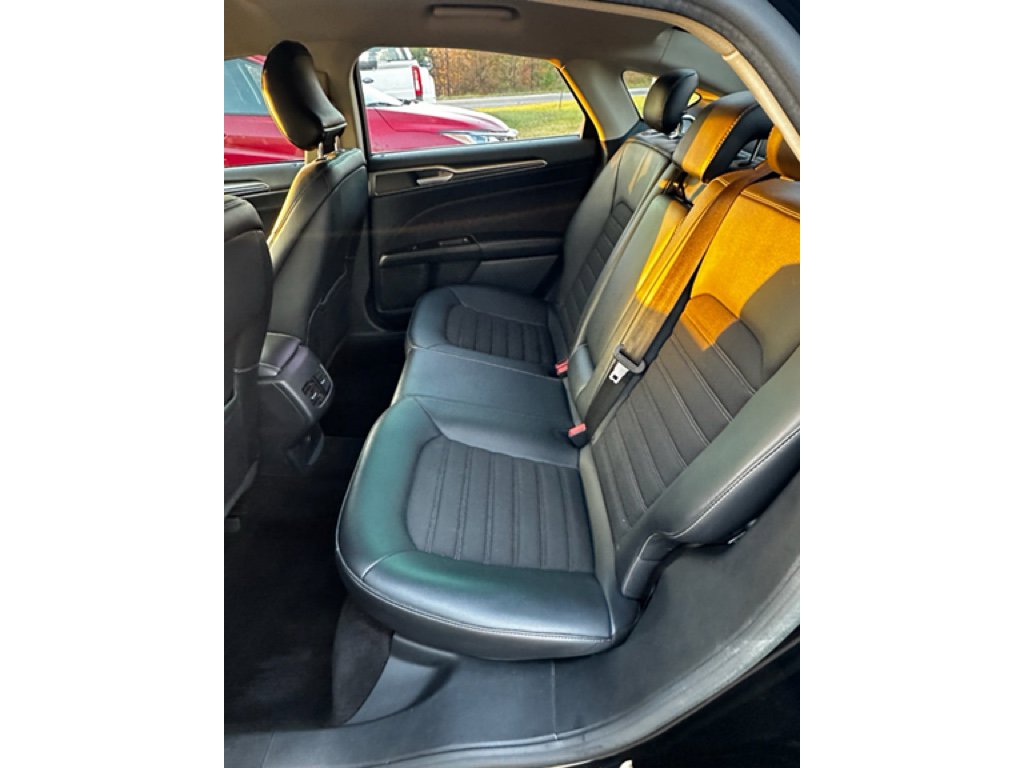 Used 2017 Ford Fusion SE w/ Equipment Group 201A image 9