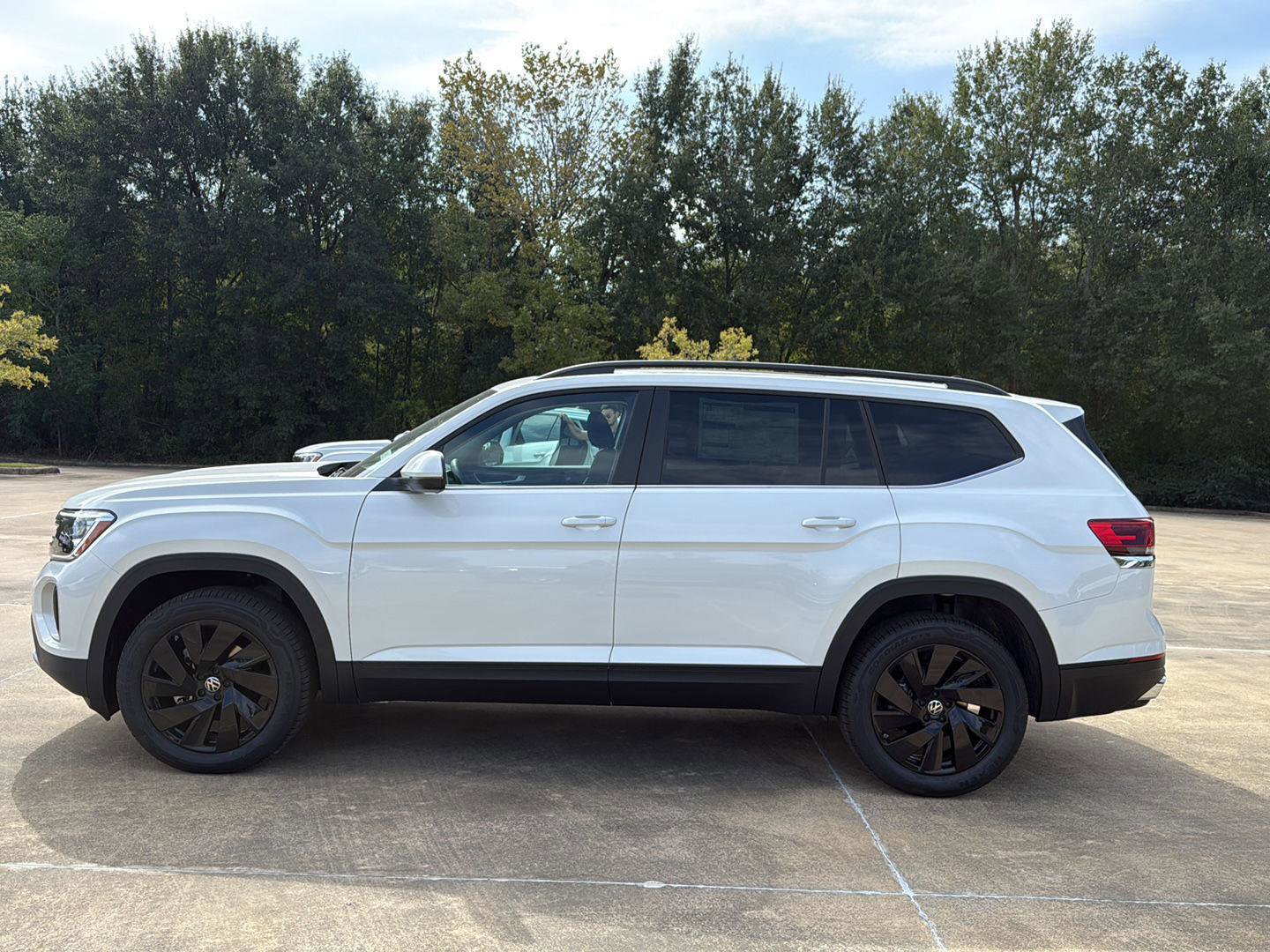 New 2026 Volkswagen Atlas SE image 2