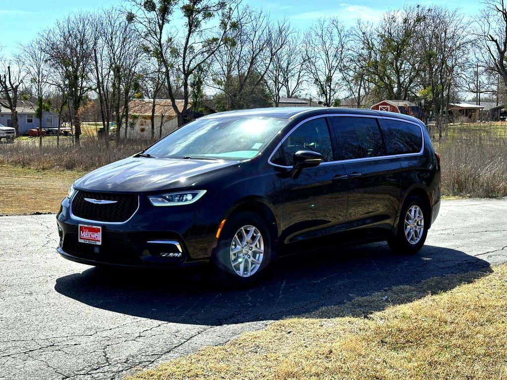 Used 2024 Chrysler Pacifica Touring FWD image 9