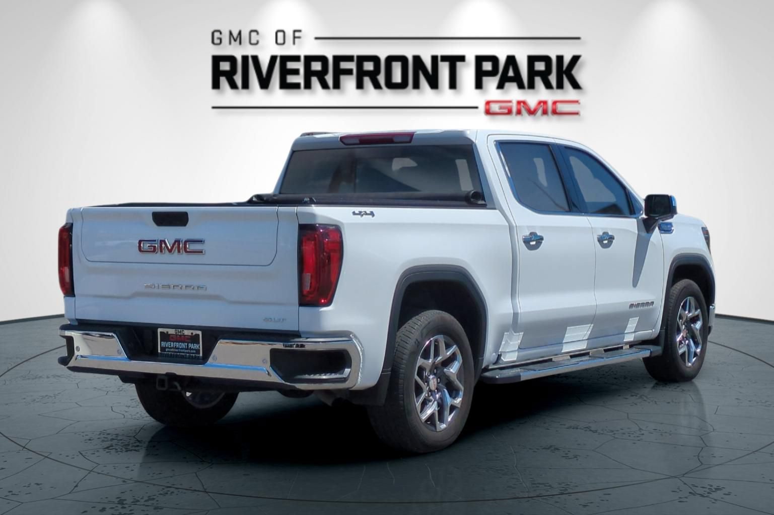 Used 2024 GMC Sierra 1500 SLT w/ SLT Premium Plus Package AWD/4WD image 3