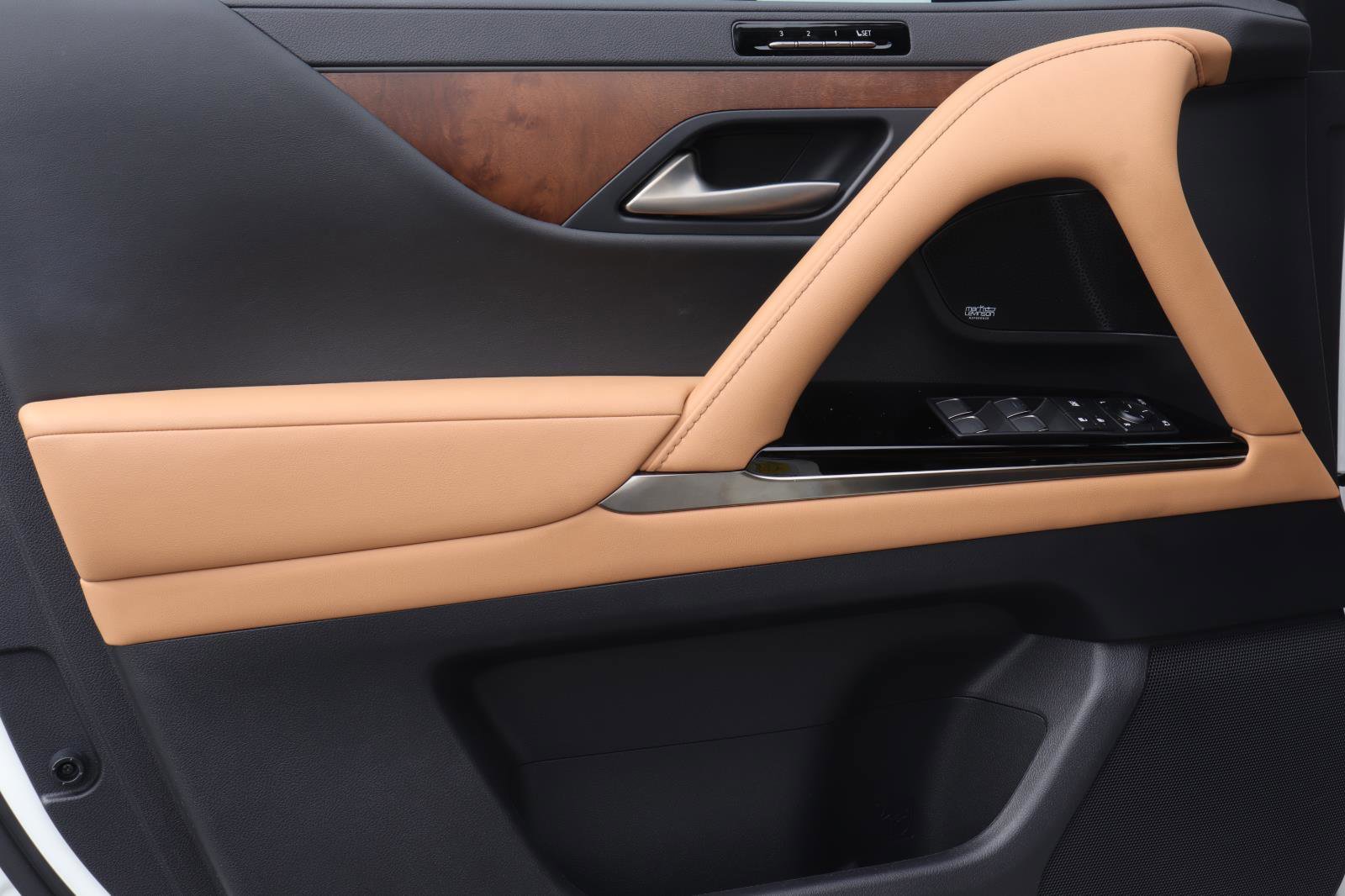 Used 2024 Lexus LX 600 4WD w/ Luxury Package image 11