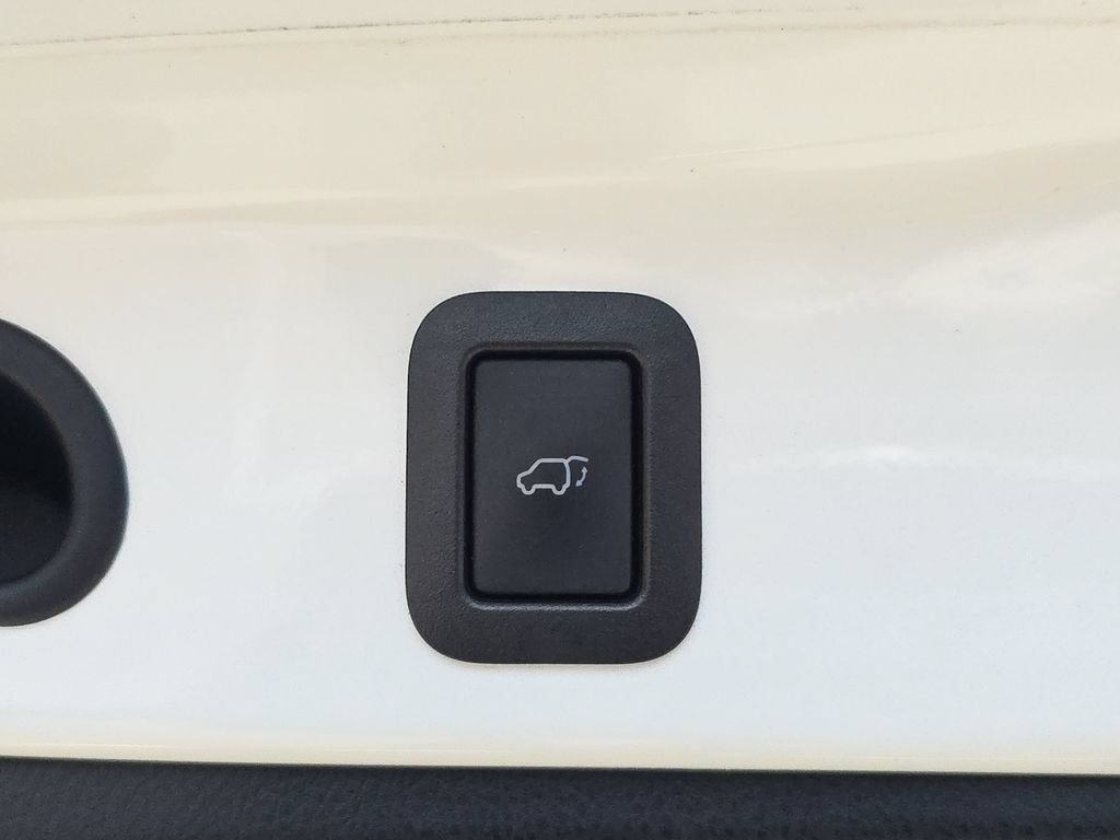 Used 2016 Toyota Highlander Limited w/ Preferred Accessory Package FWD image 17