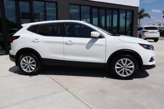 Used 2022 Nissan Rogue Sport S image 2
