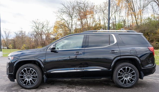 Used 2023 GMC Acadia Denali w/ Black Diamond Edition image 9