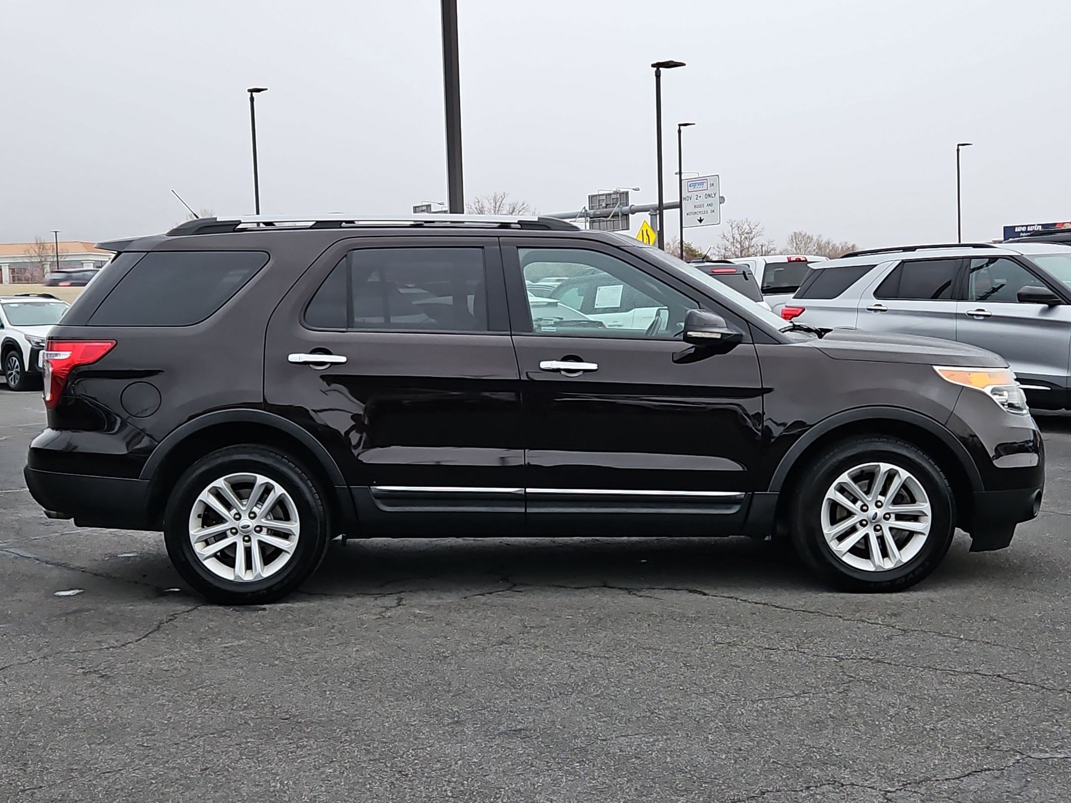Used 2013 Ford Explorer XLT image 2