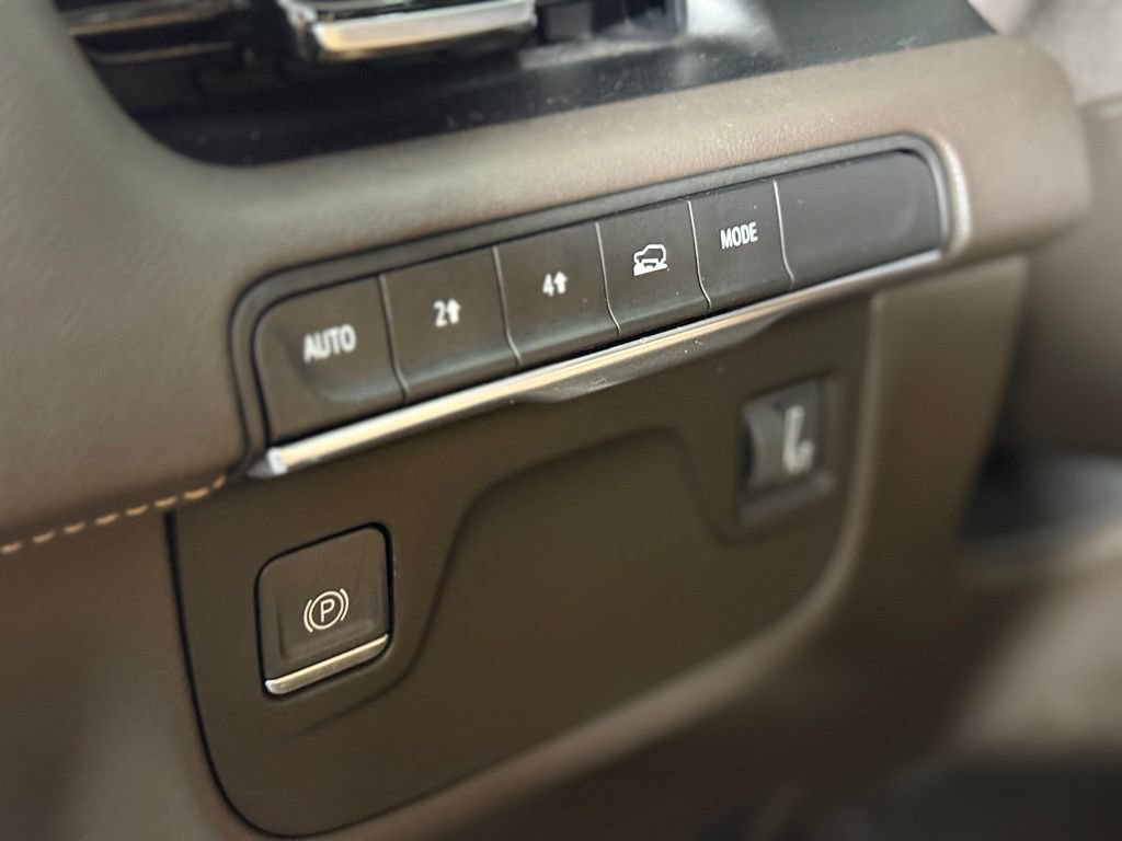 Used 2021 Cadillac Escalade ESV Premium Luxury AWD/4WD image 17