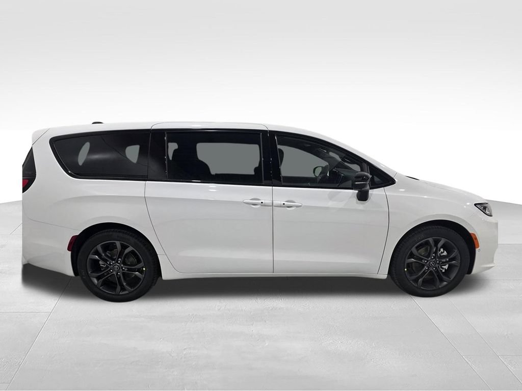 New 2026 Chrysler Pacifica Select FWD image 23