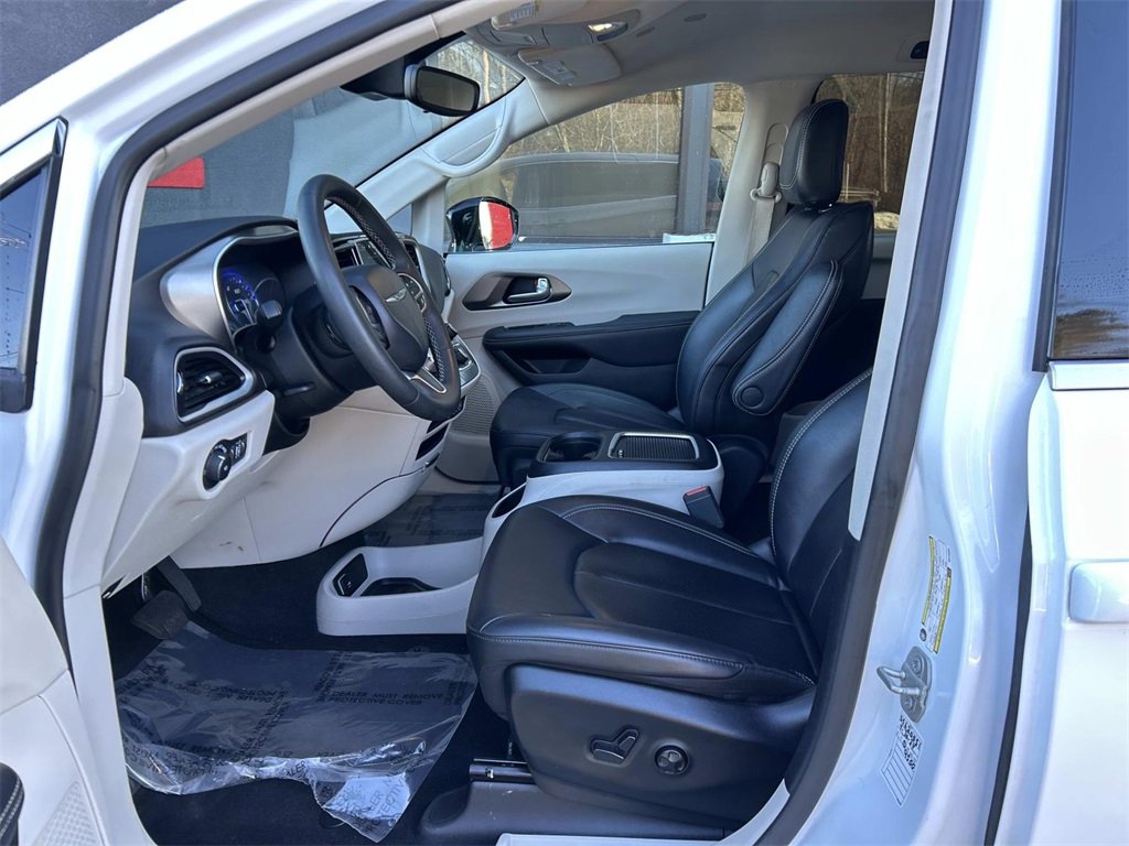 Used 2024 Chrysler Pacifica Touring-L image 11