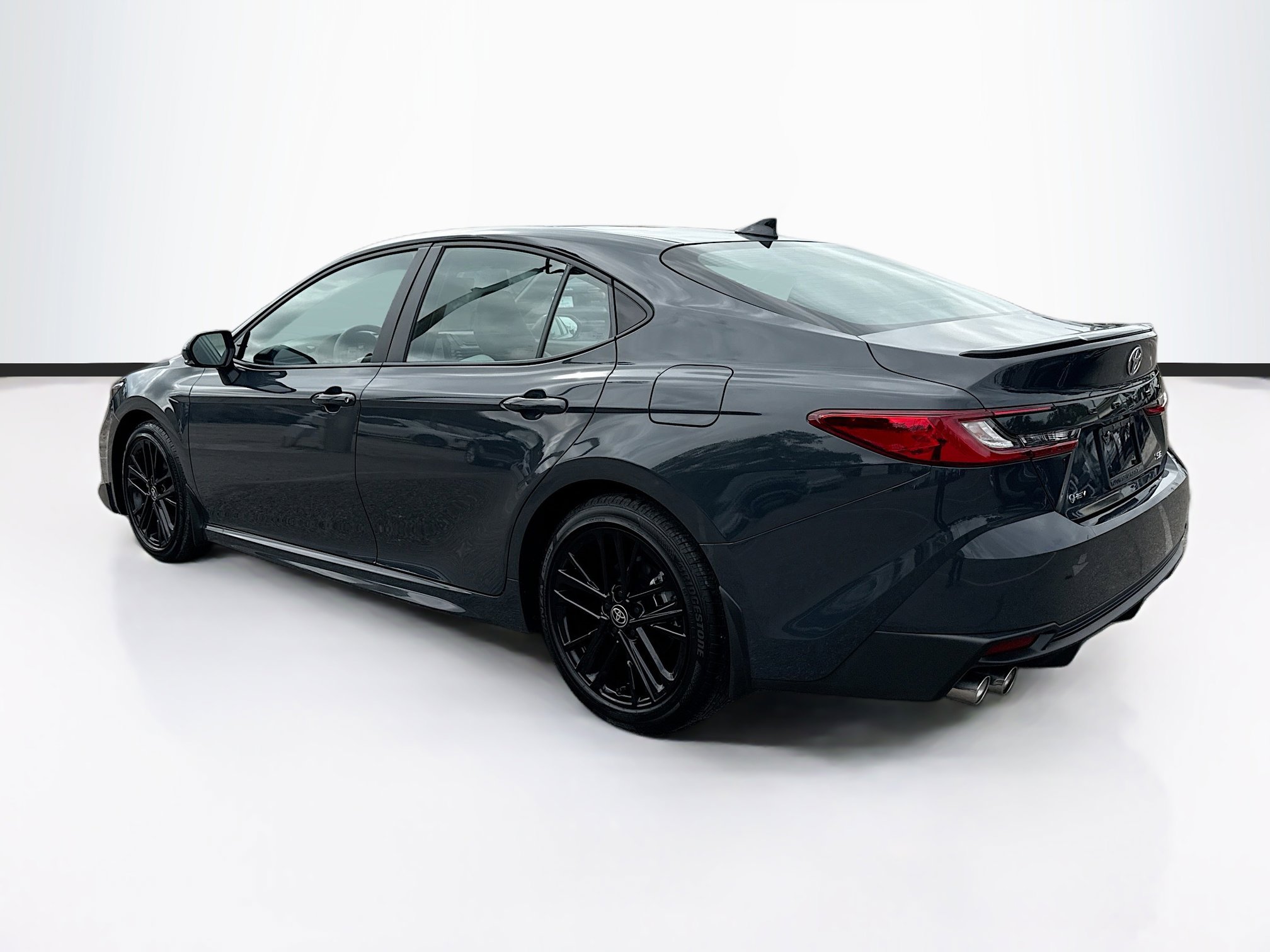 Used 2025 Toyota Camry SE image 5