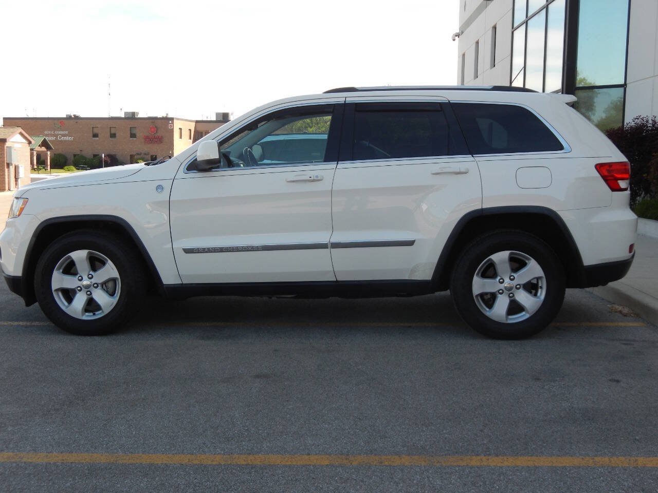 Used 2011 Jeep Grand Cherokee Laredo AWD/4WD image 12