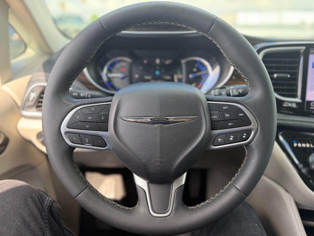 Used 2023 Chrysler Pacifica Limited FWD image 6