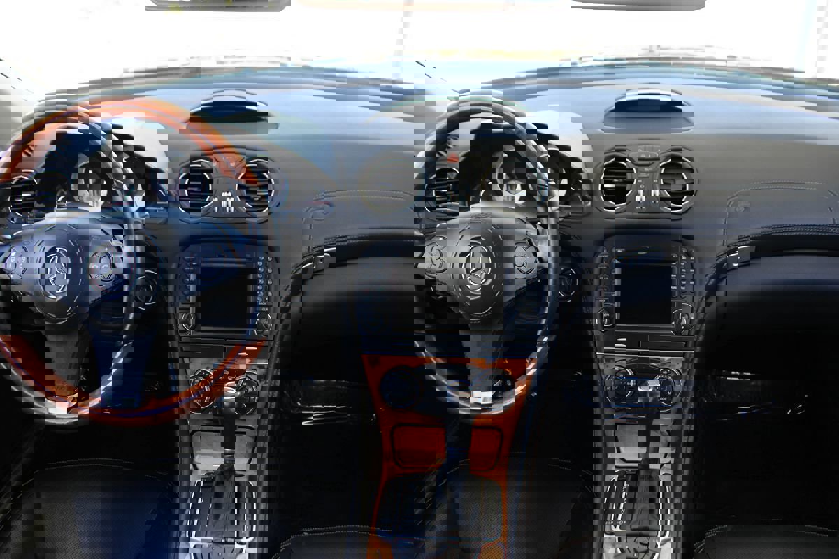 Used 2011 Mercedes-Benz SL 550 image 12