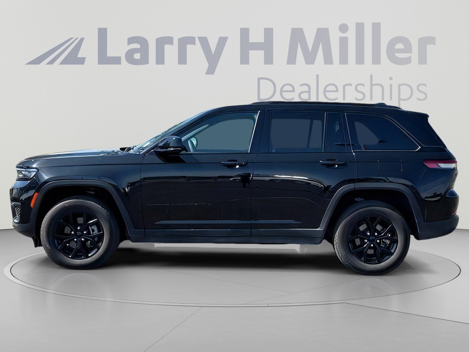 Used 2025 Jeep Grand Cherokee Altitude AWD/4WD image 3