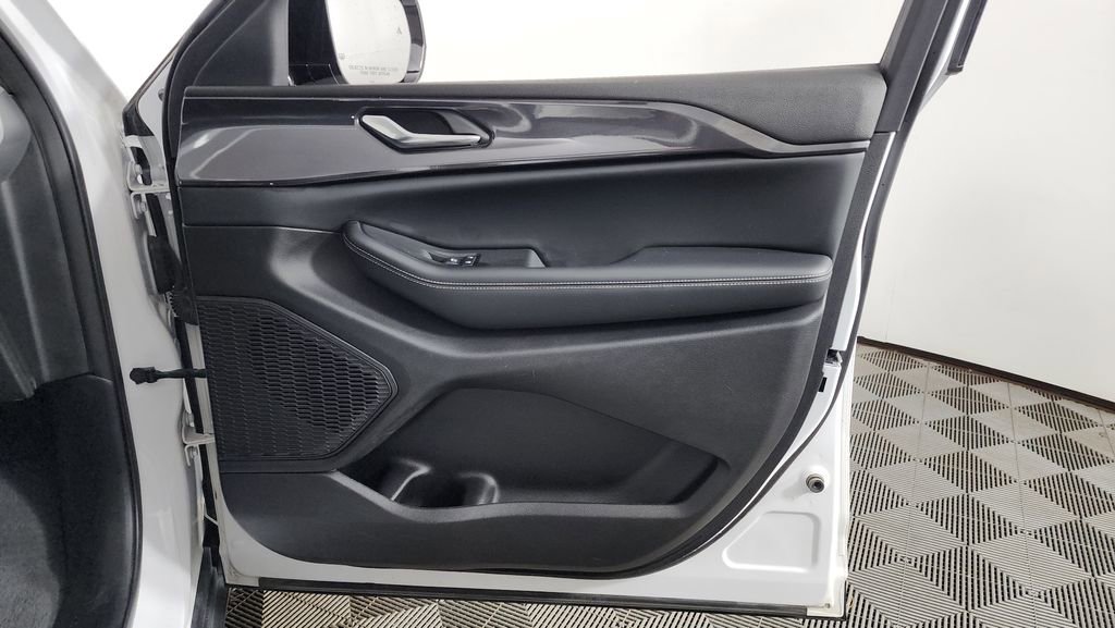 Used 2023 Jeep Grand Cherokee Altitude image 33