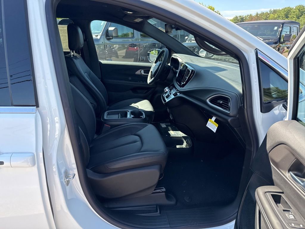 New 2027 Chrysler Pacifica Select FWD image 21