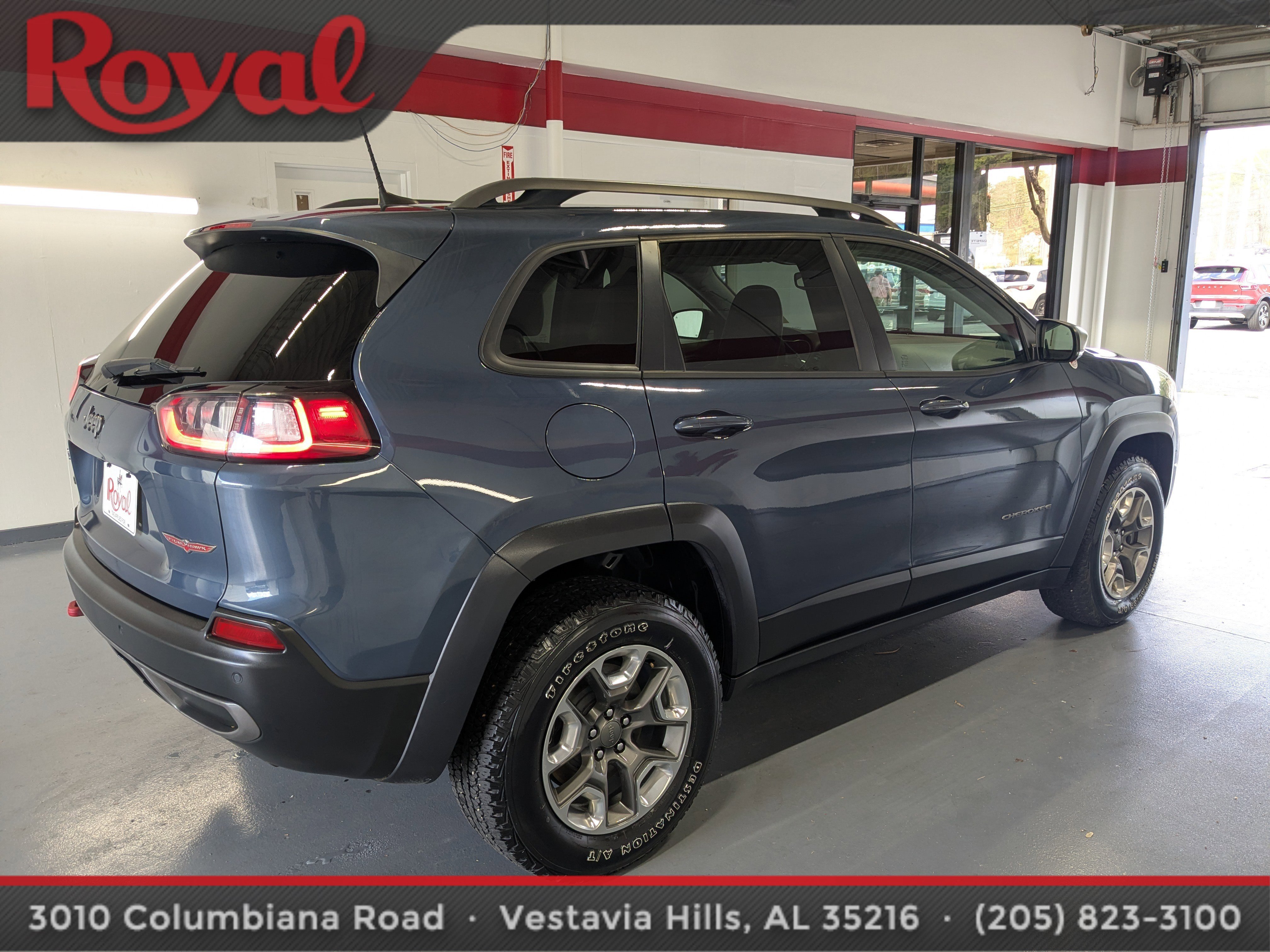 Used 2019 Jeep Cherokee Trailhawk image 4