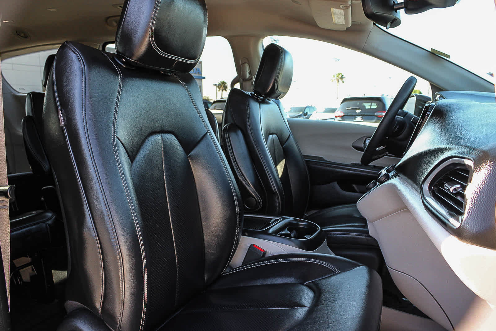 Used 2024 Chrysler Pacifica Touring-L FWD image 16
