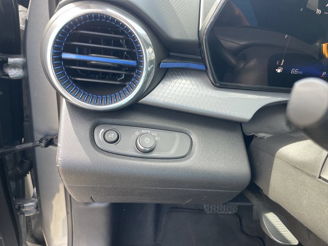 Used 2025 Chevrolet Trax LT FWD image 33