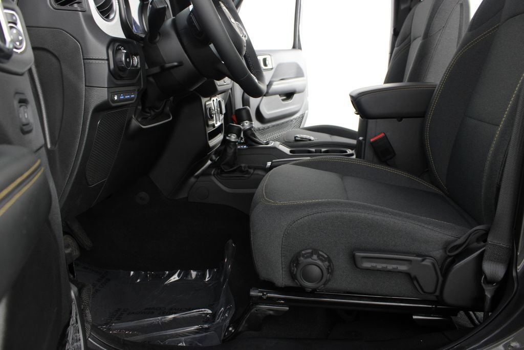 Used 2025 Jeep Wrangler Unlimited Sahara AWD/4WD image 15