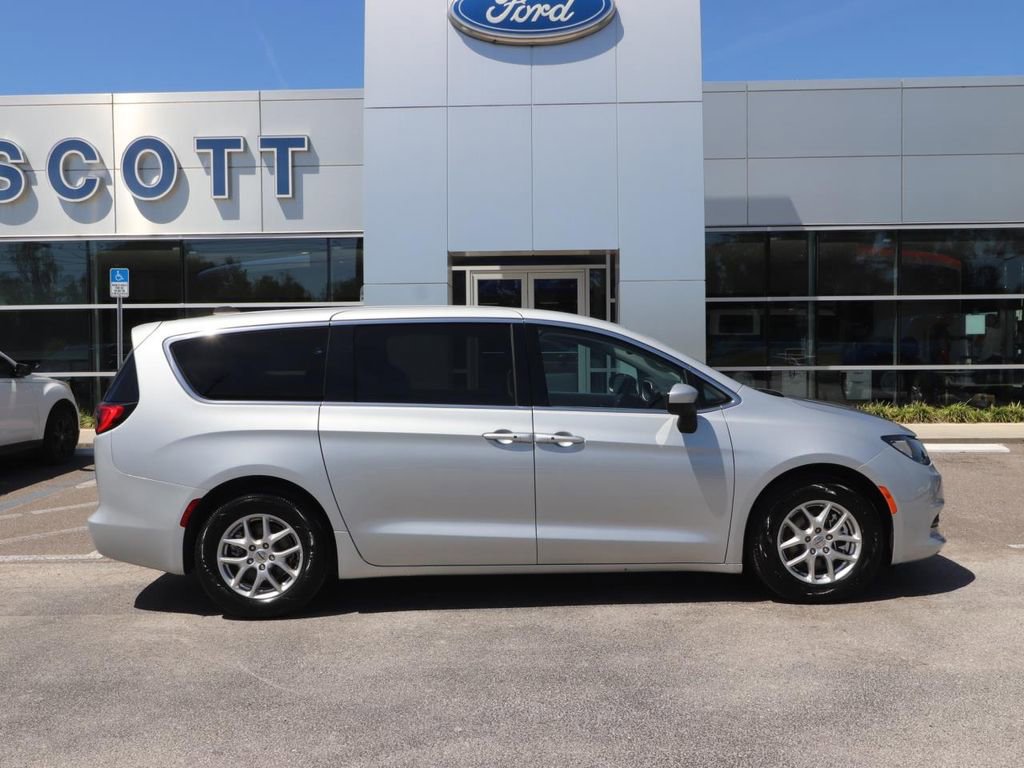 Used 2023 Chrysler Voyager LX image 15