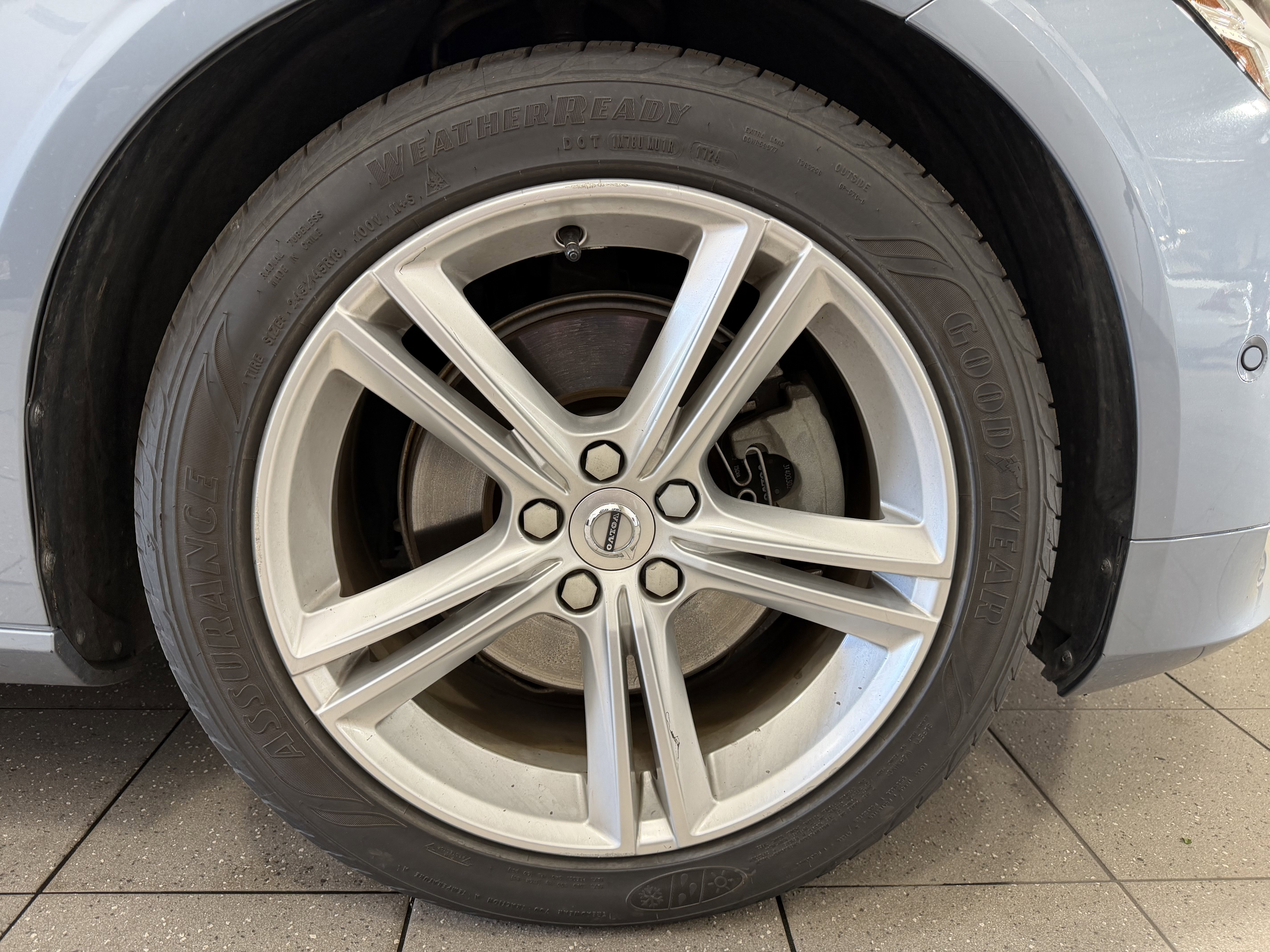 Used 2017 Volvo S90 T5 Momentum w/ Convenience Package FWD image 2