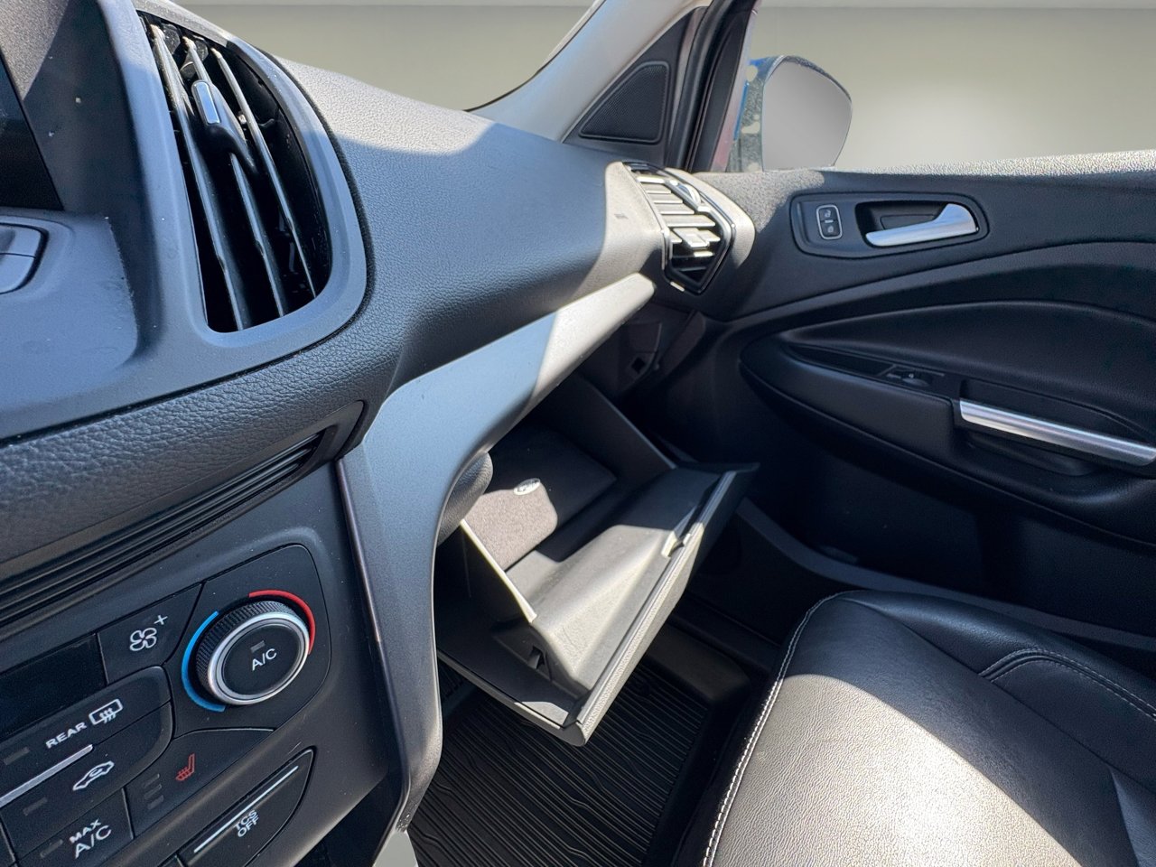 Used 2018 Ford Escape SEL w/ Ford Safe & Smart Package image 26