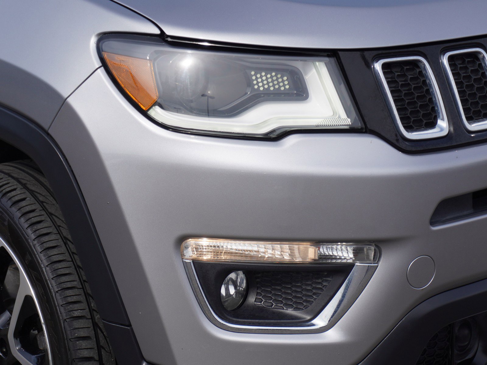 Used 2017 Jeep Compass Limited image 3