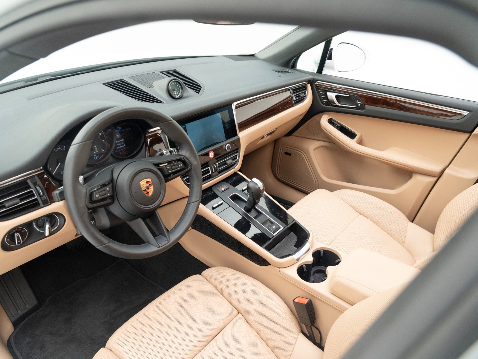 Certified 2025 Porsche Macan image 4