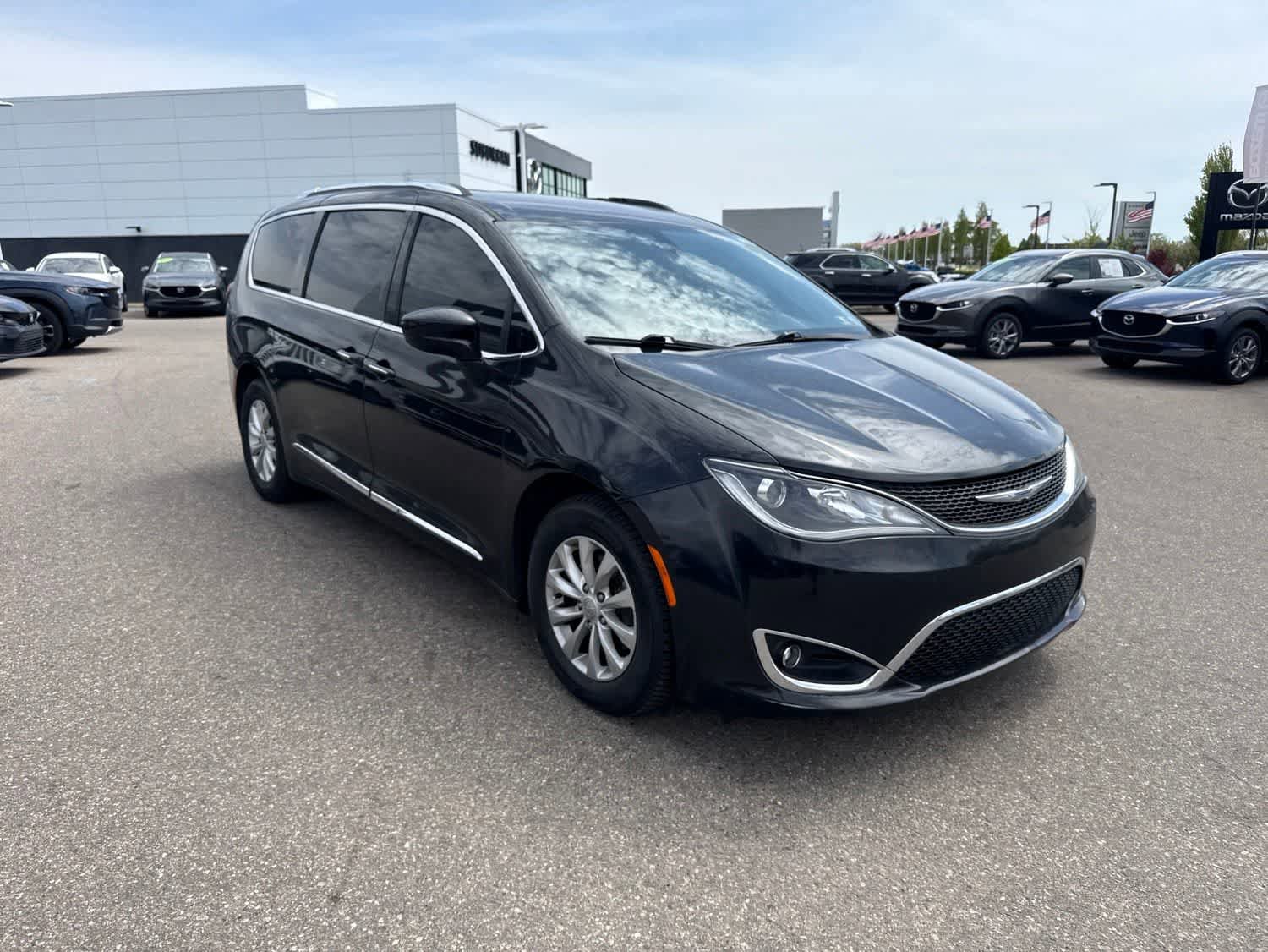 Used 2019 Chrysler Pacifica Touring-L FWD image 3