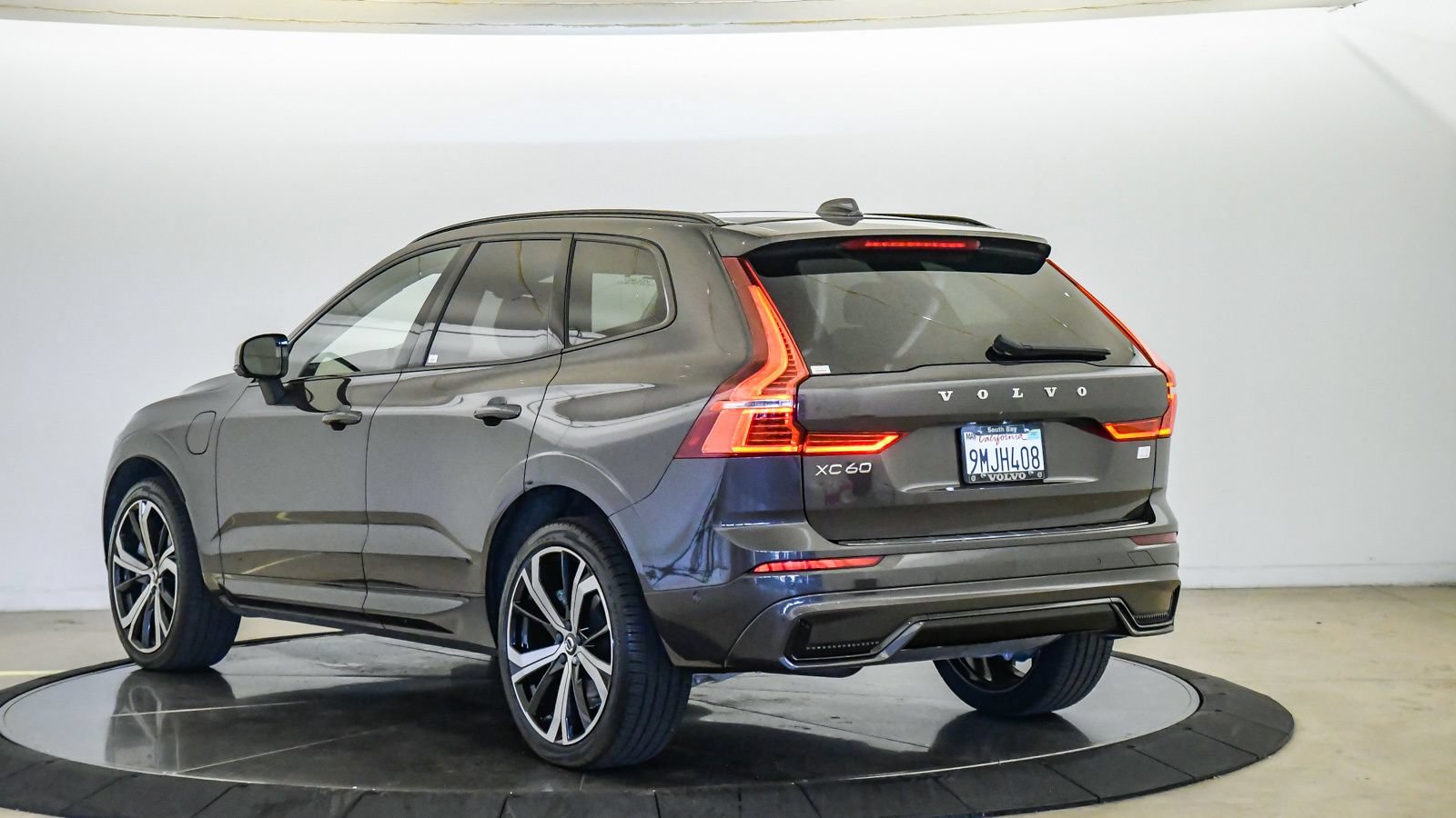 Certified 2024 Volvo XC60 T8 Ultimate w/ Protection Package Premier AWD/4WD image 2