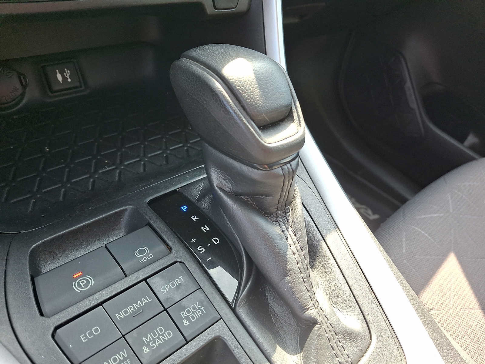 Used 2019 Toyota RAV4 XLE w/ All Weather Liner Package AWD/4WD image 12