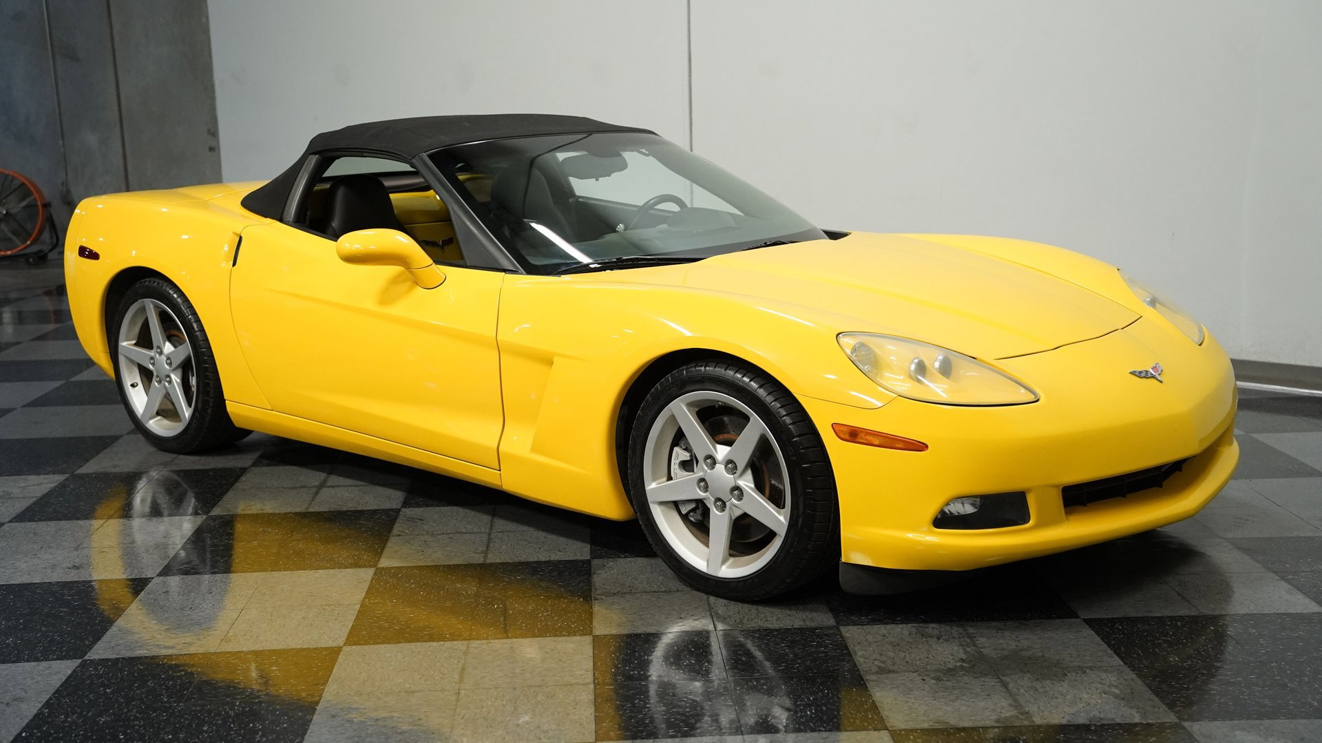 Used 2005 Chevrolet Corvette Convertible w/ Performance Handling Package image 13