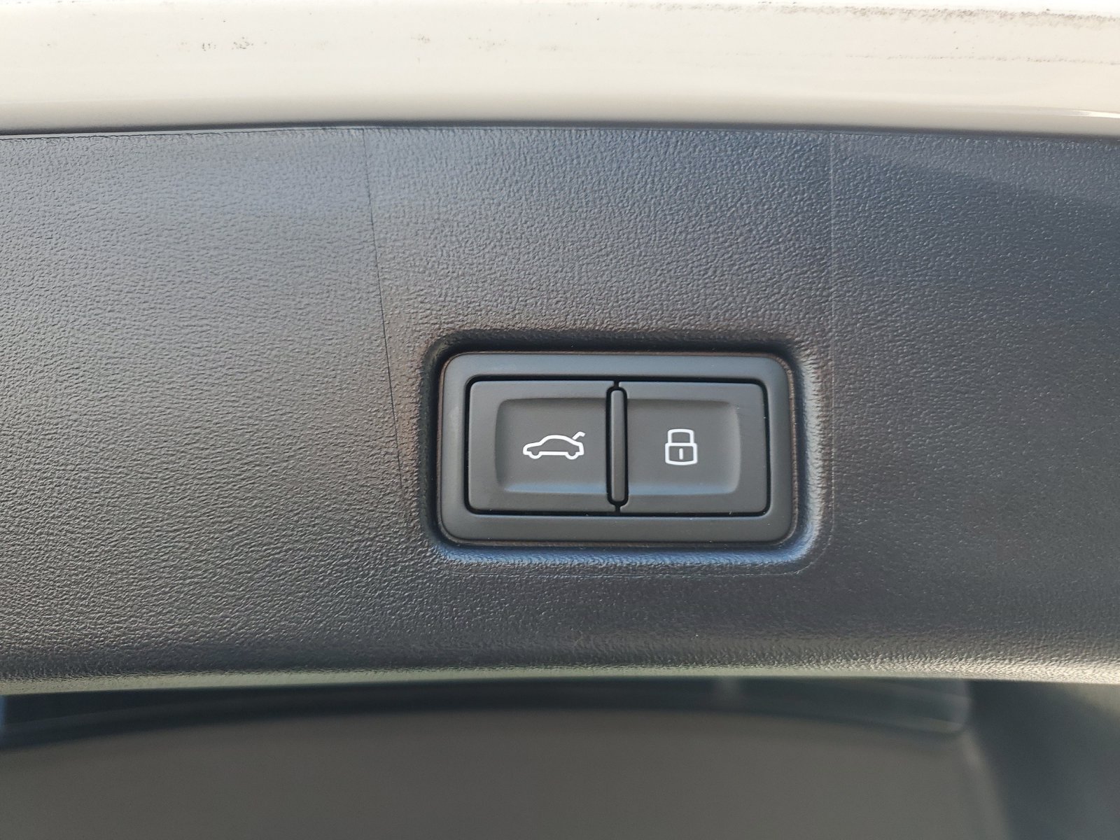 Used 2024 Audi Q4 e-tron Prestige AWD/4WD image 9
