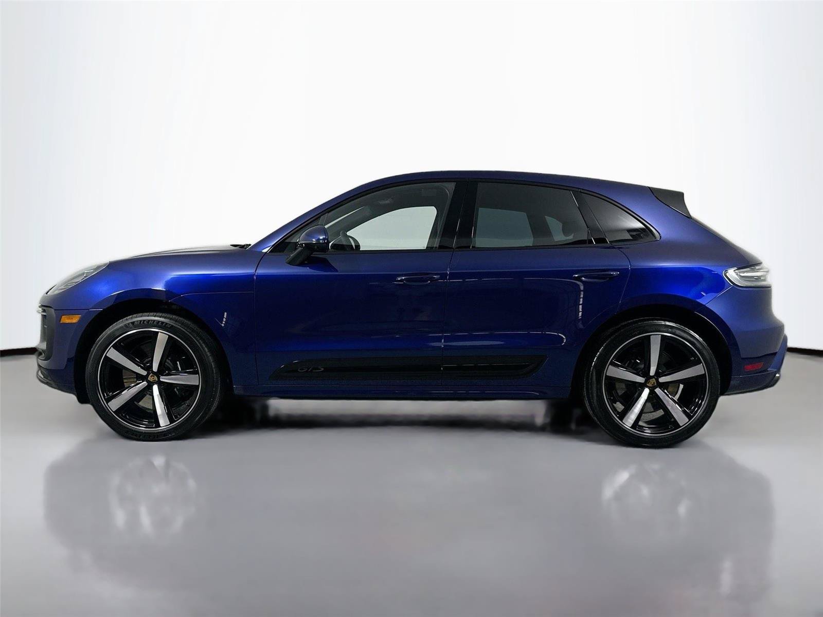 Certified 2025 Porsche Macan GTS AWD/4WD image 2