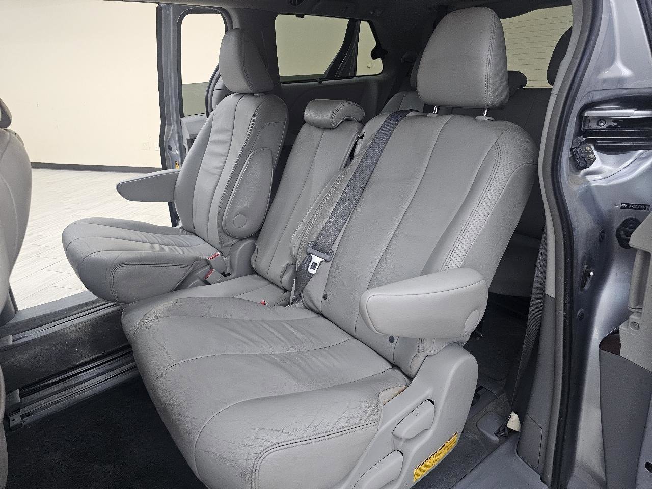 Used 2014 Toyota Sienna XLE FWD image 23