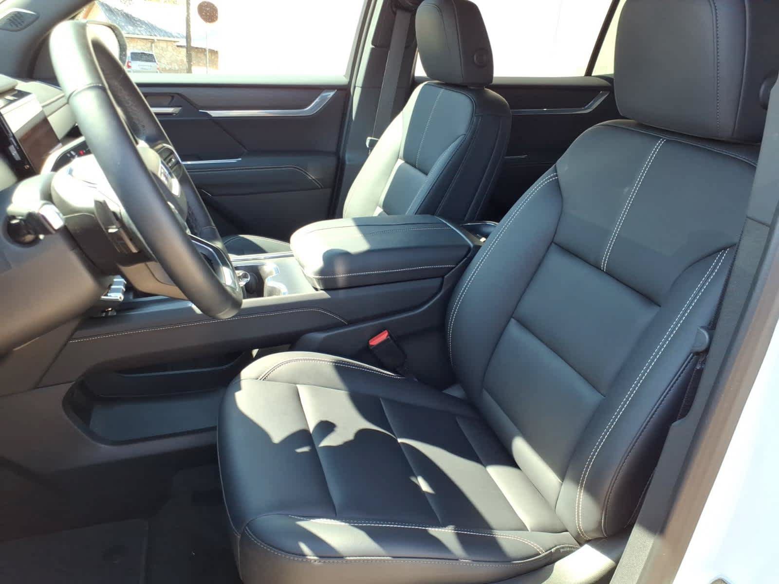 Certified 2025 GMC Acadia Elevation w/ Elevation Premium Package FWD image 2