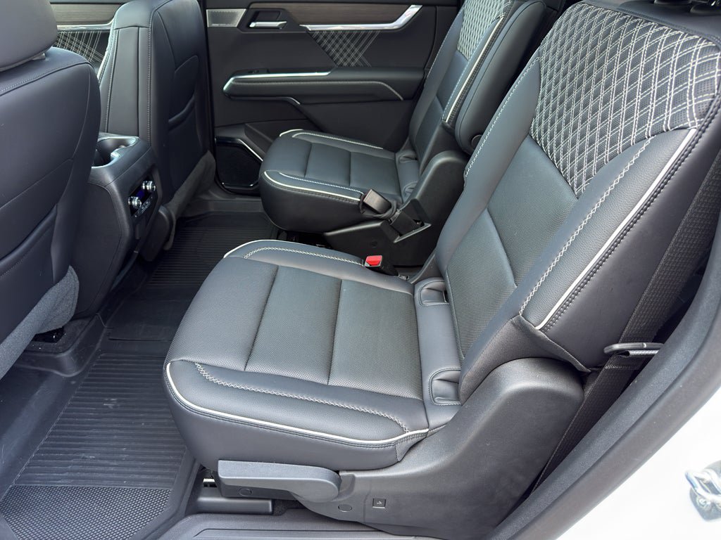 Used 2025 GMC Acadia Denali w/ Super Cruise Package FWD image 24