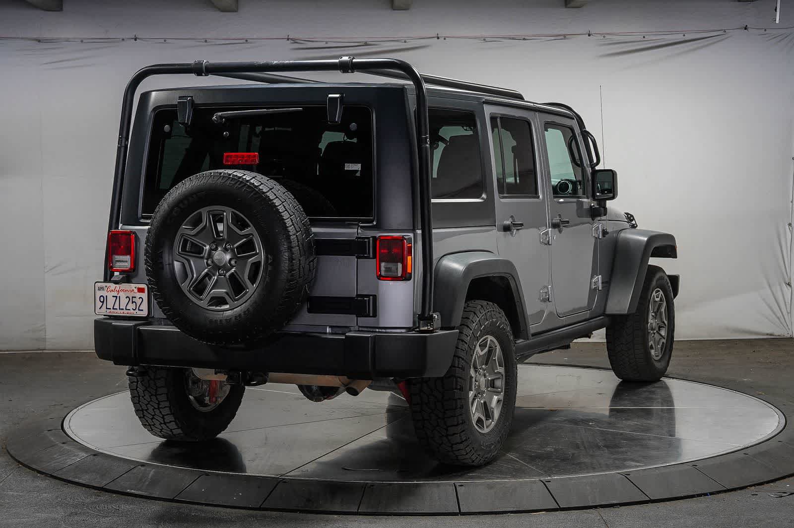 Used 2018 Jeep Wrangler Unlimited Rubicon w/ Connectivity Group AWD/4WD image 4