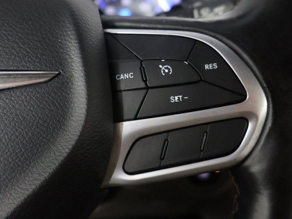 Used 2020 Chrysler Pacifica Touring-L FWD image 40