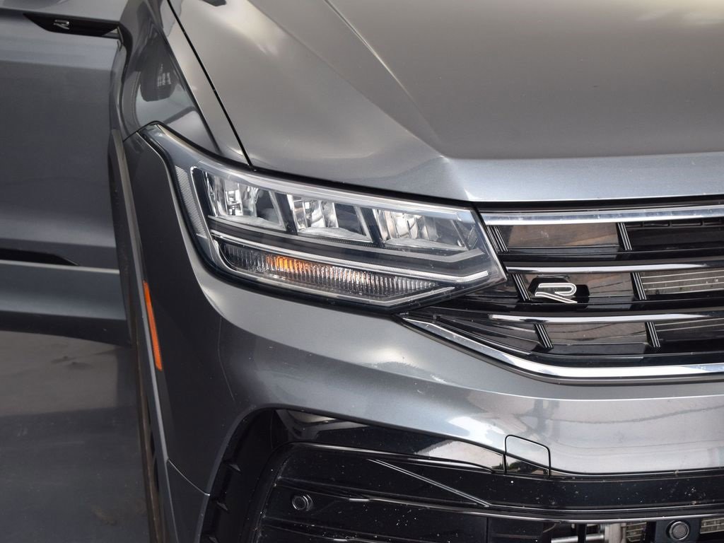 Certified 2022 Volkswagen Tiguan SE R-Line image 11