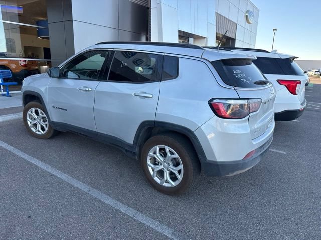 Used 2024 Jeep Compass Latitude AWD/4WD image 2