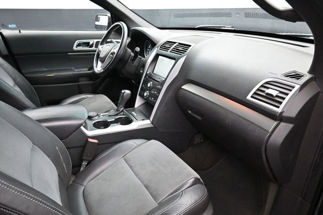 Used 2015 Ford Explorer XLT w/ Equipment Group 202A AWD/4WD image 17
