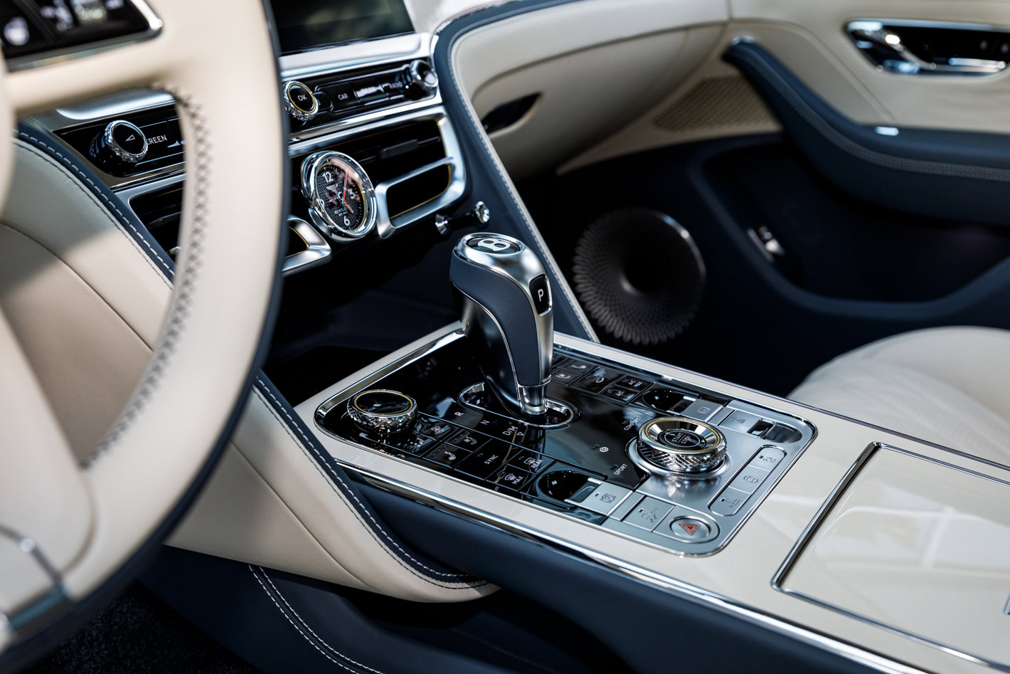 New 2026 Bentley Flying Spur Azure image 30