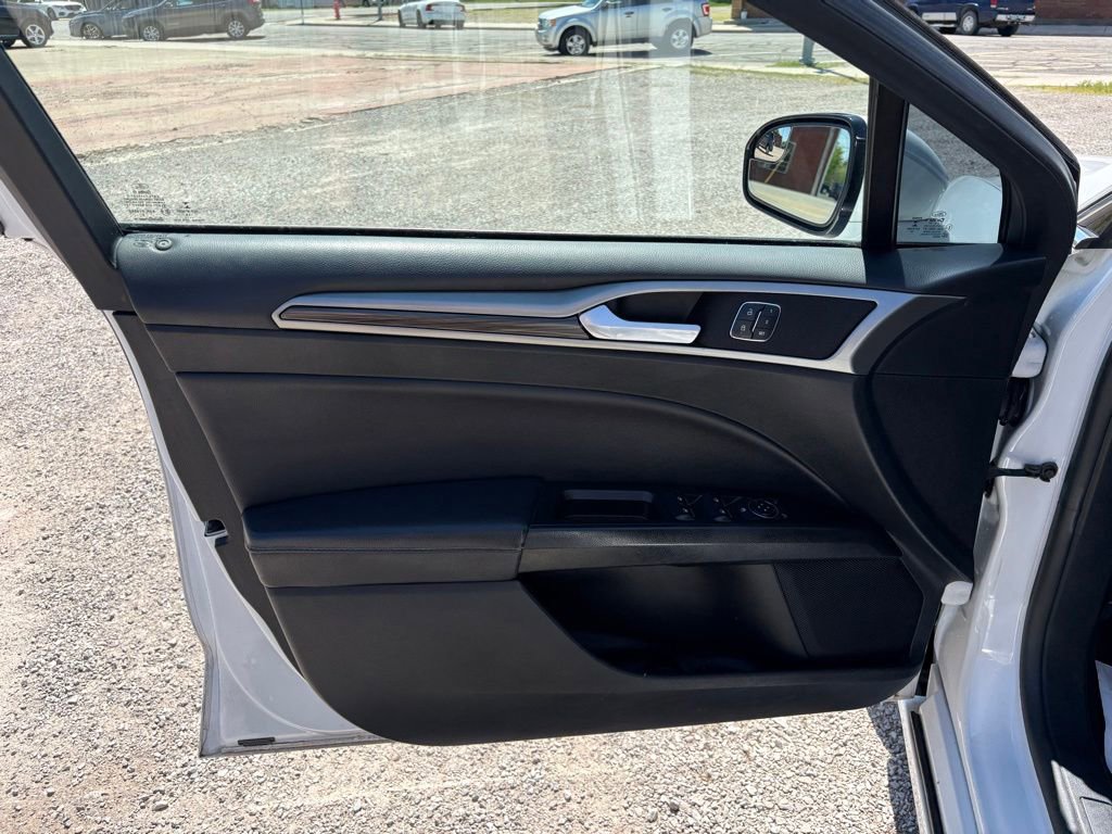 Used 2017 Ford Fusion SE w/ Fusion SE Technology Package FWD image 9