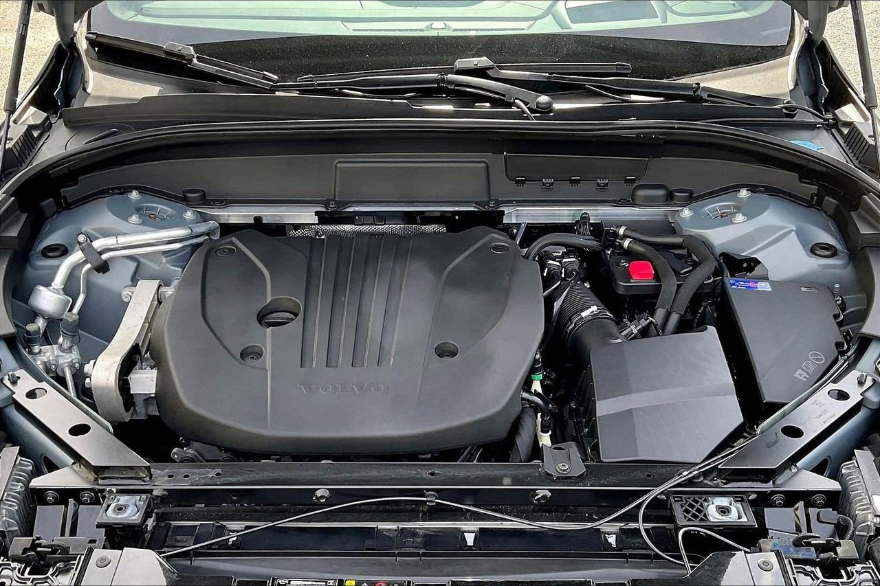 Used 2022 Volvo XC60 B5 R-Design w/ Advanced Package image 38