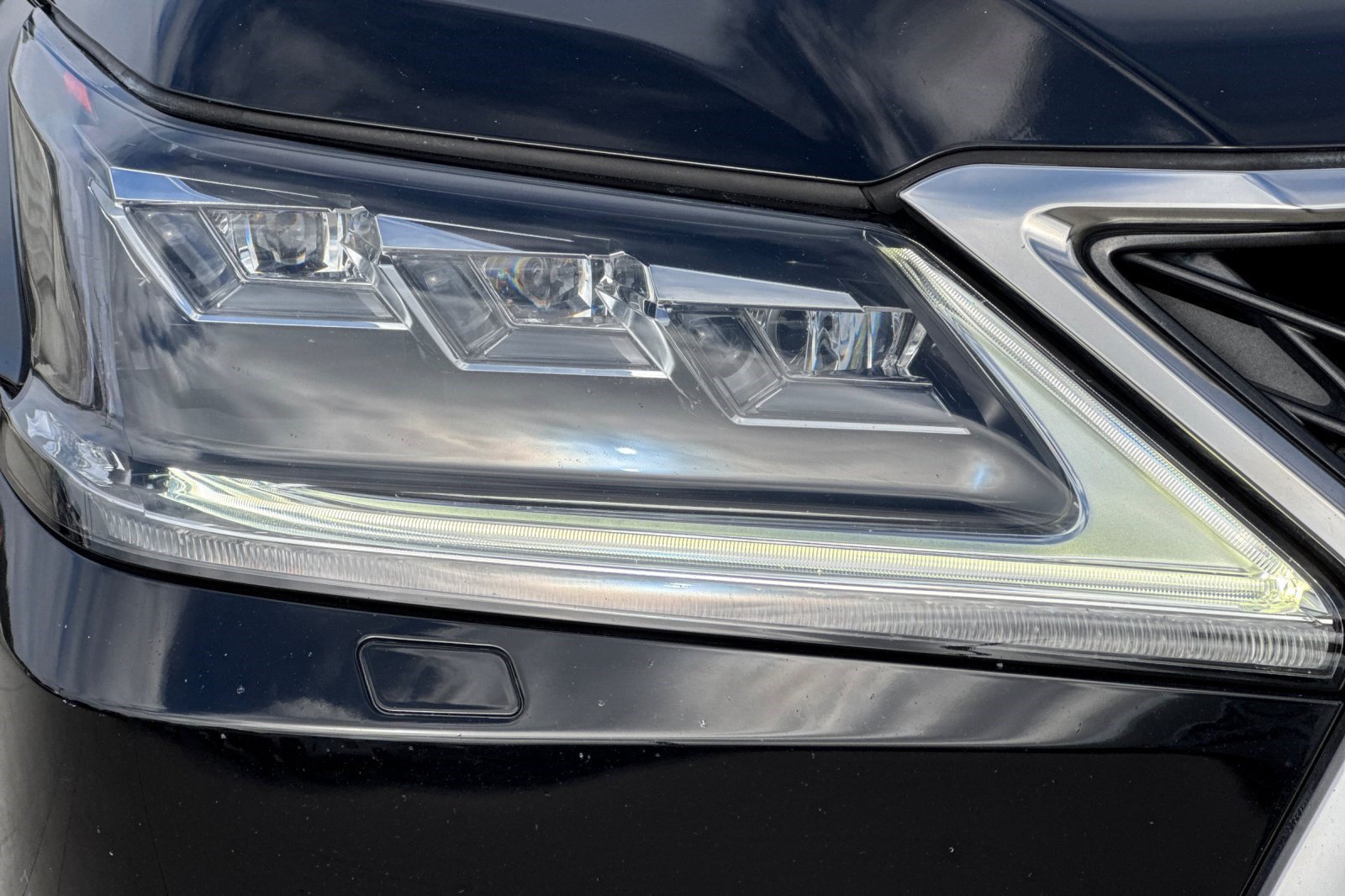 Used 2020 Lexus LX 570 4WD w/ Sport Package image 12