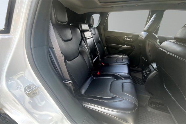 Used 2019 Jeep Cherokee Limited w/ Technology Group AWD/4WD image 25