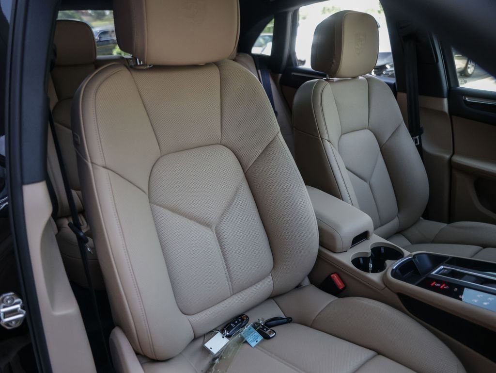 Certified 2025 Porsche Macan image 35
